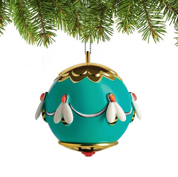 Alessi Ape dell' Oro kerstbal, hangend aan een kerstboomtak