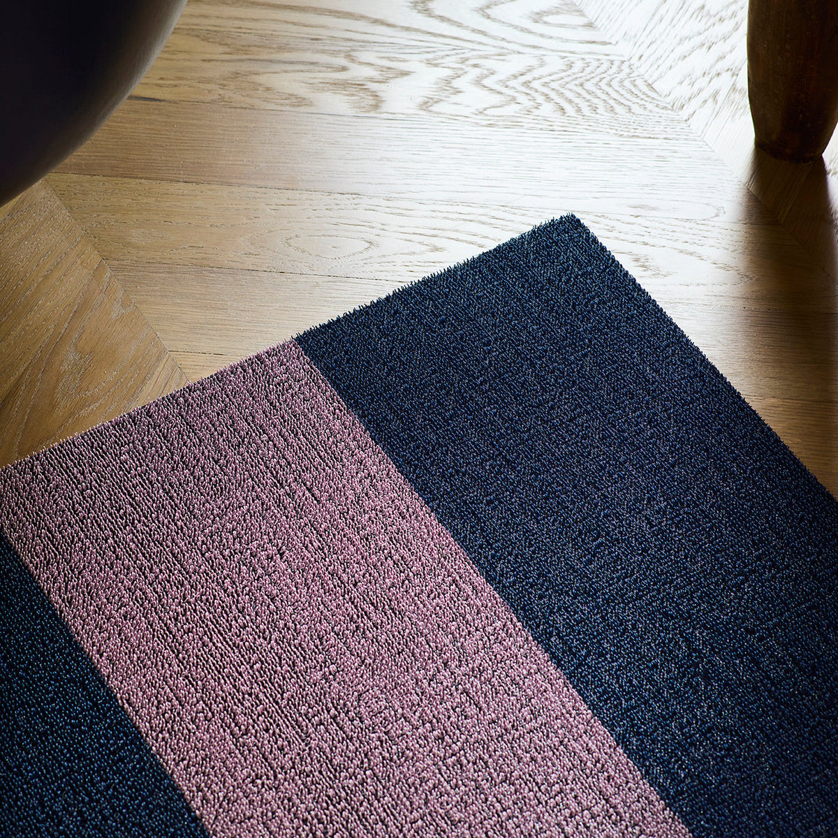 Chilewich deurmat Duo Stripe Berry in gebruik