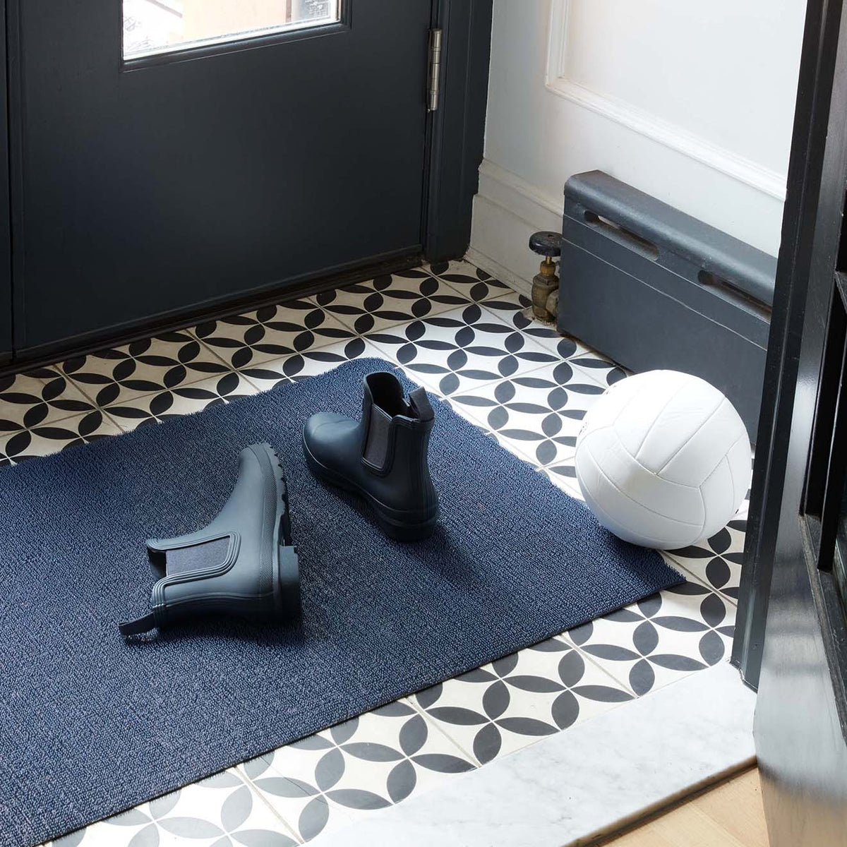 Chilewich deurmat Solid Indigo in gebruik