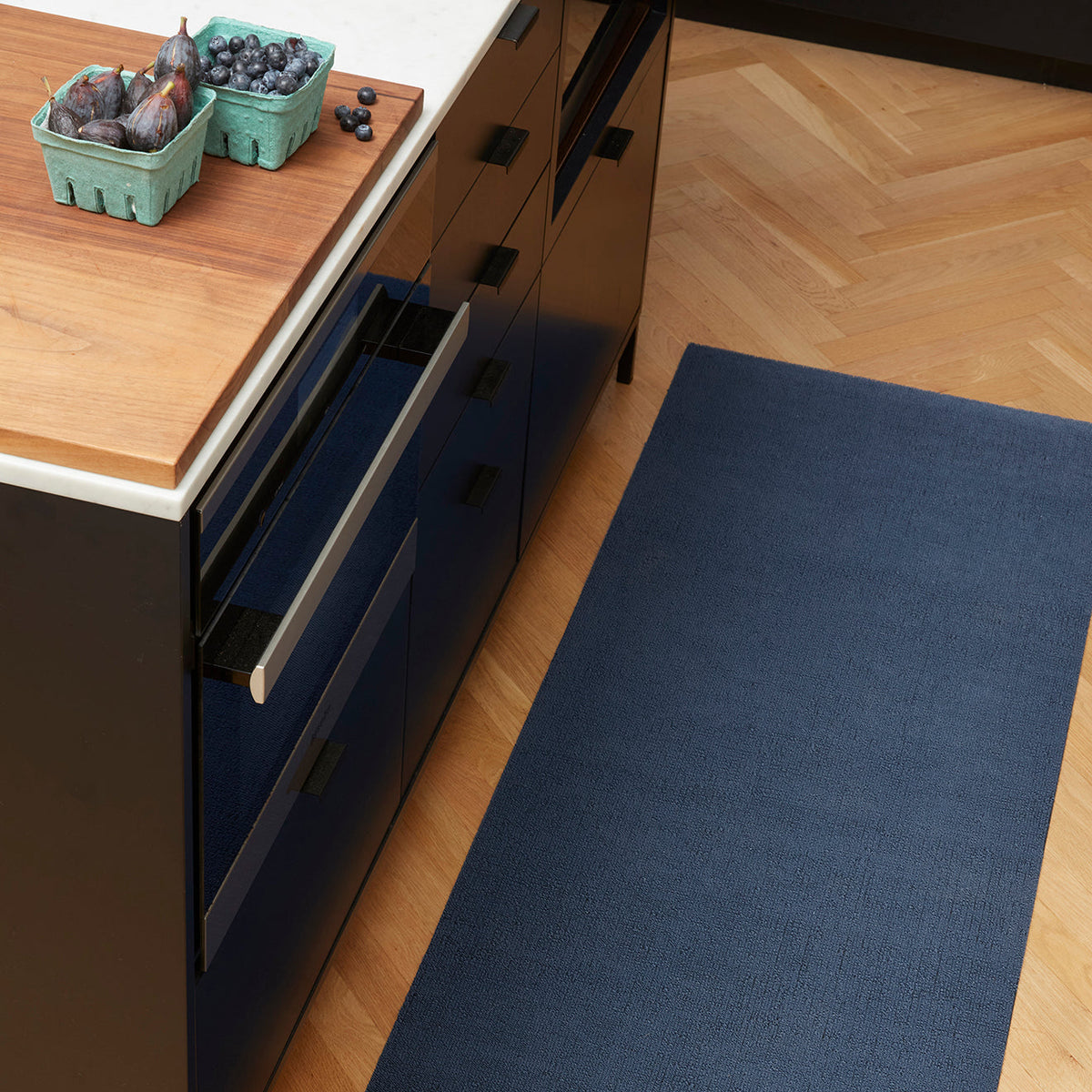 Chilewich deurmat Solid Indigo in gebruik