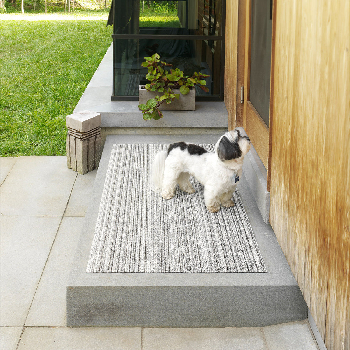 Chilewich deurmat Skinny Stripe Birch in gebruik