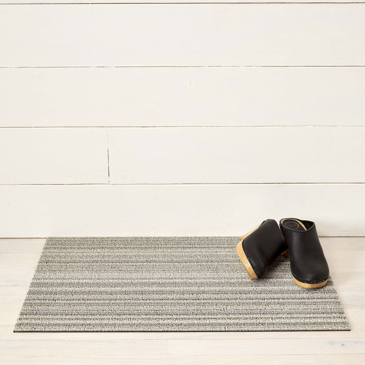 Chilewich Skinny Stripe Birch als deurmat van 46 x 71 cm