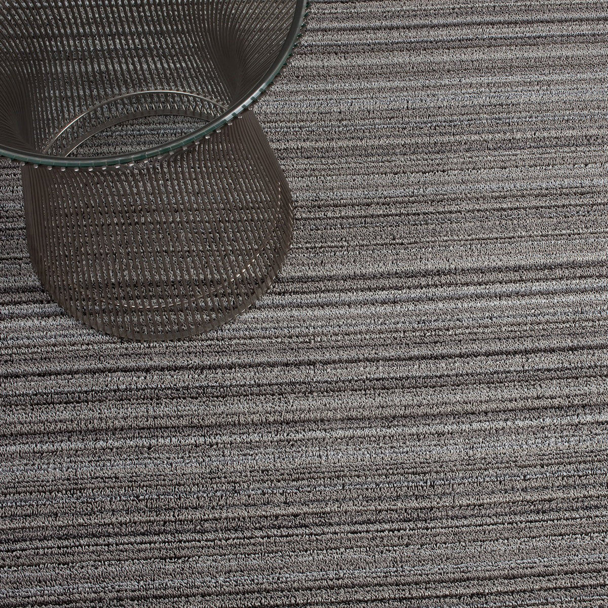 Chilewich deurmat Skinny Stripe Birch in gebruik