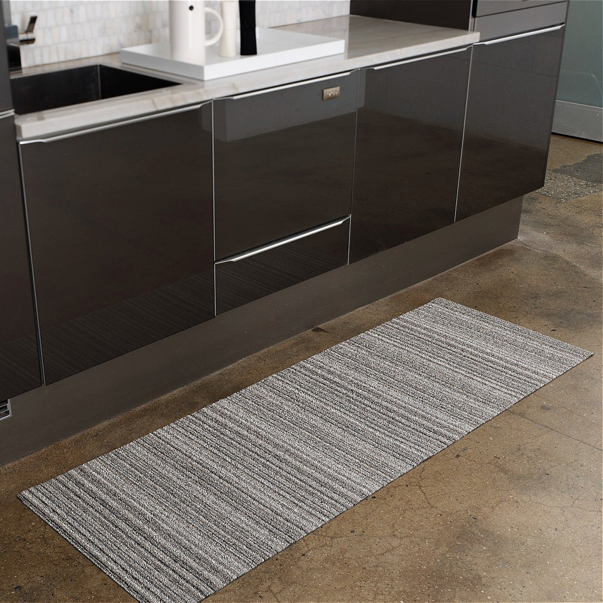 Chilewich deurmat Skinny Stripe Birch in gebruik