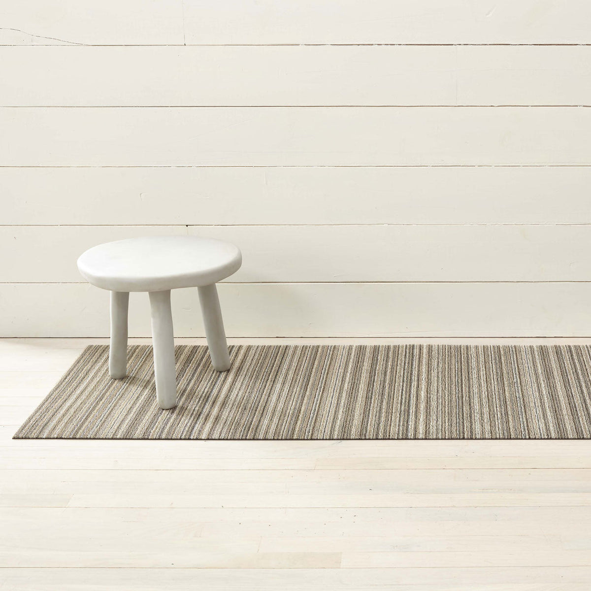 Chilewich Skinny Stripe Birch als runner van 61 x 183 cm