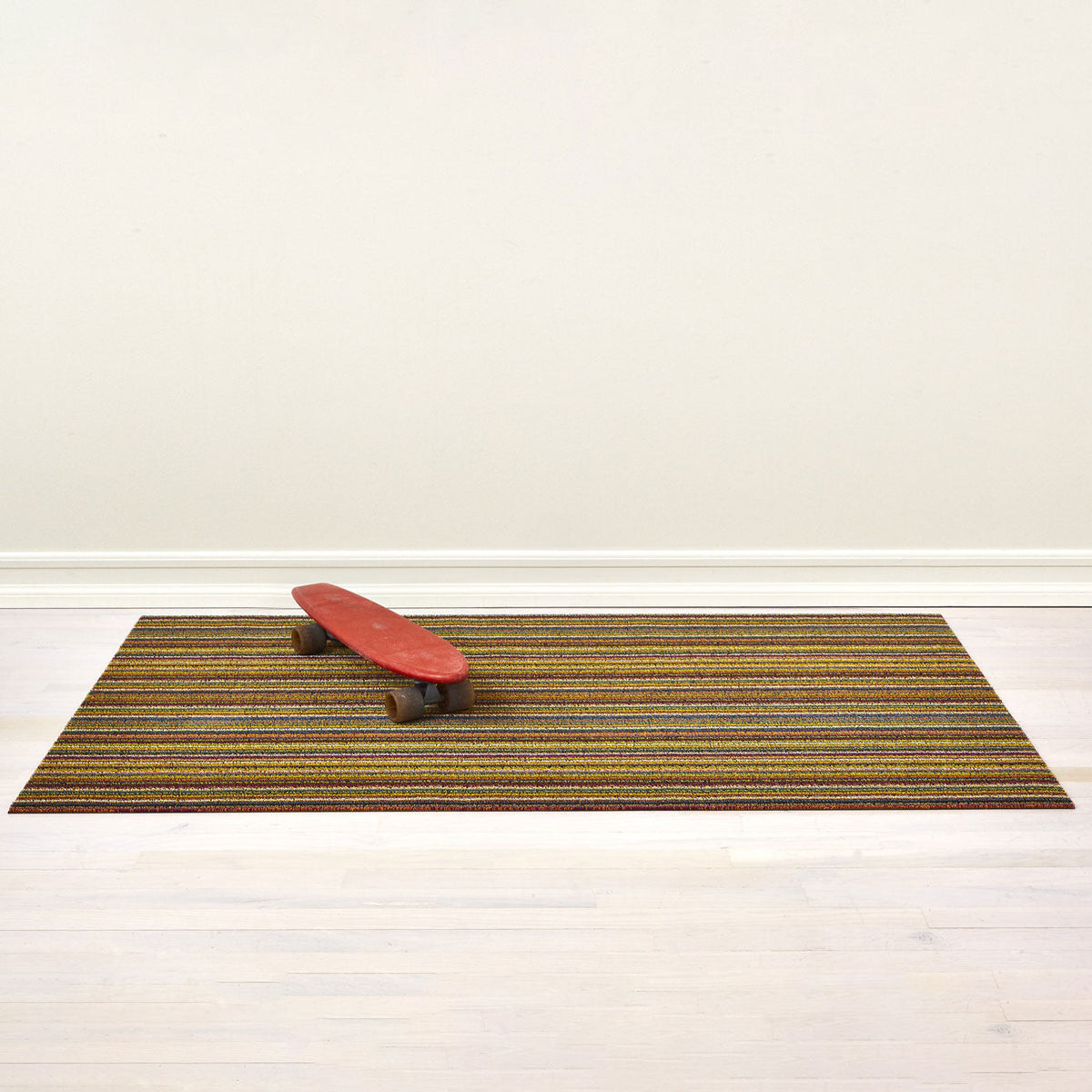 Chilewich Skinny Stripe Bright Multi als big mat van 91 x 152 cm