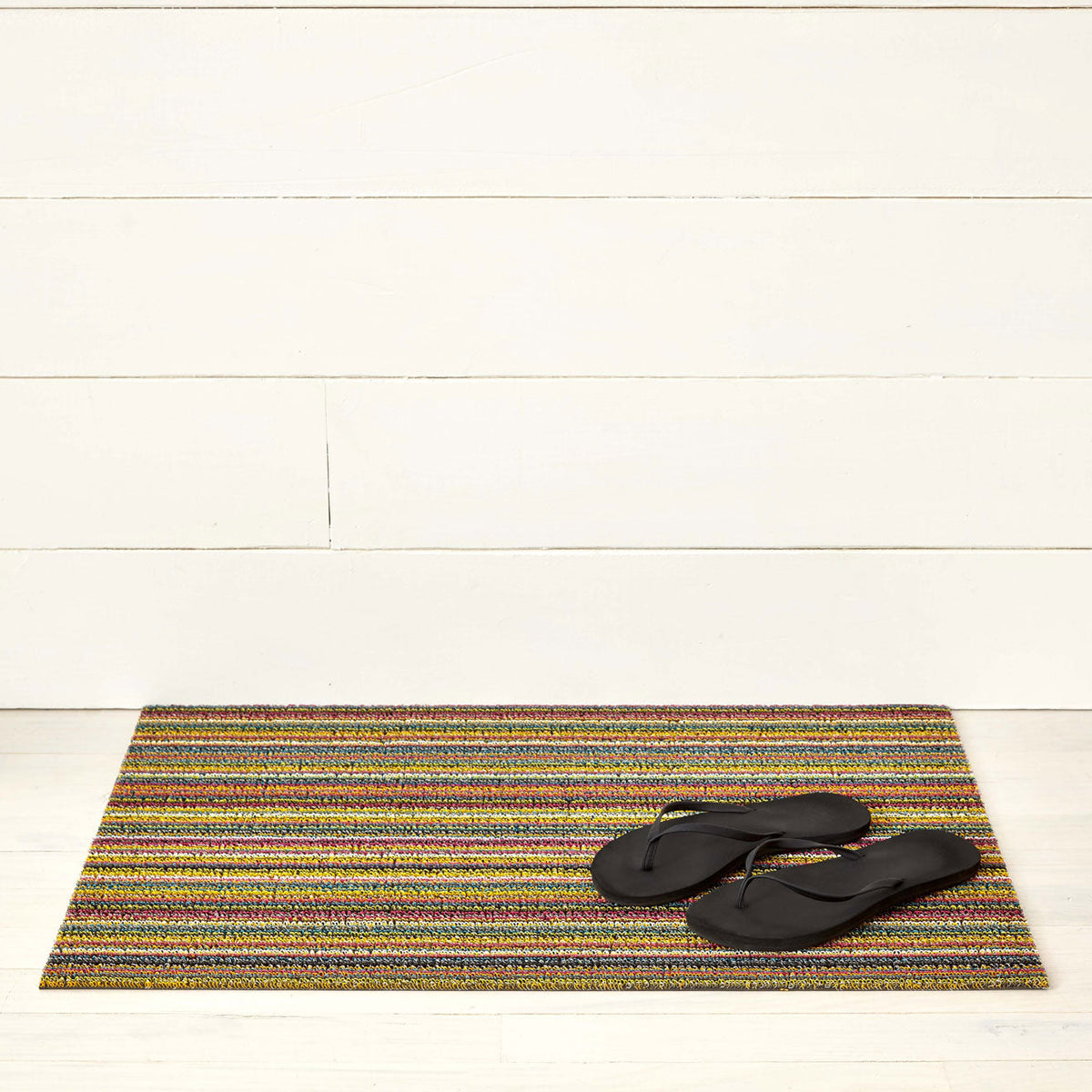 Chilewich Skinny Stripe Bright Multi als deurmat van 46 x 71 cm