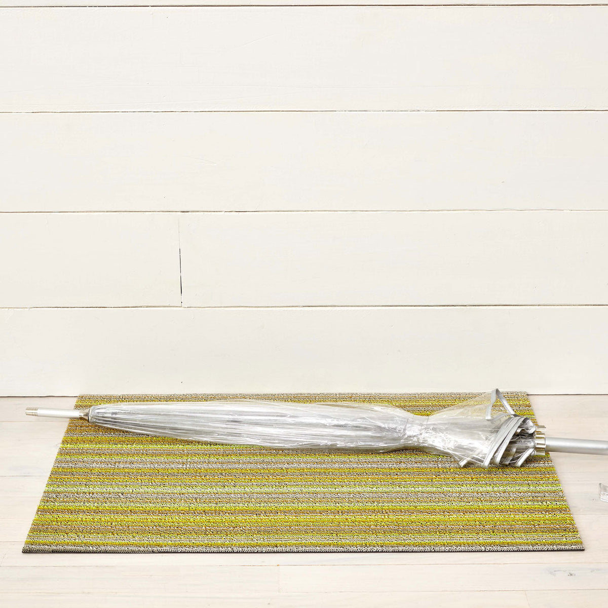 Chilewich Skinny Stripe Citron als deurmat van 46 x 71 cm