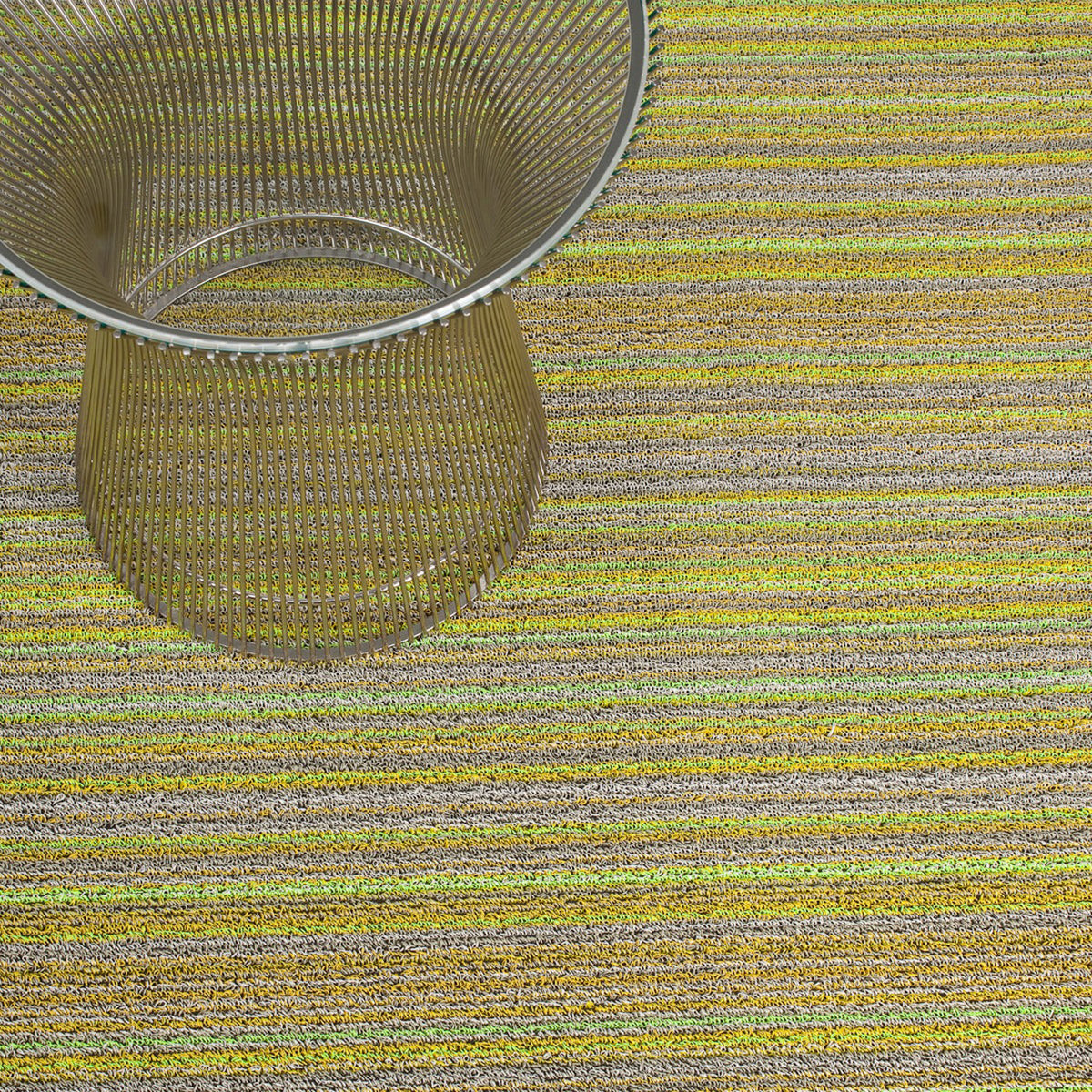 Chilewich deurmat Skinny Stripe Citron in gebruik