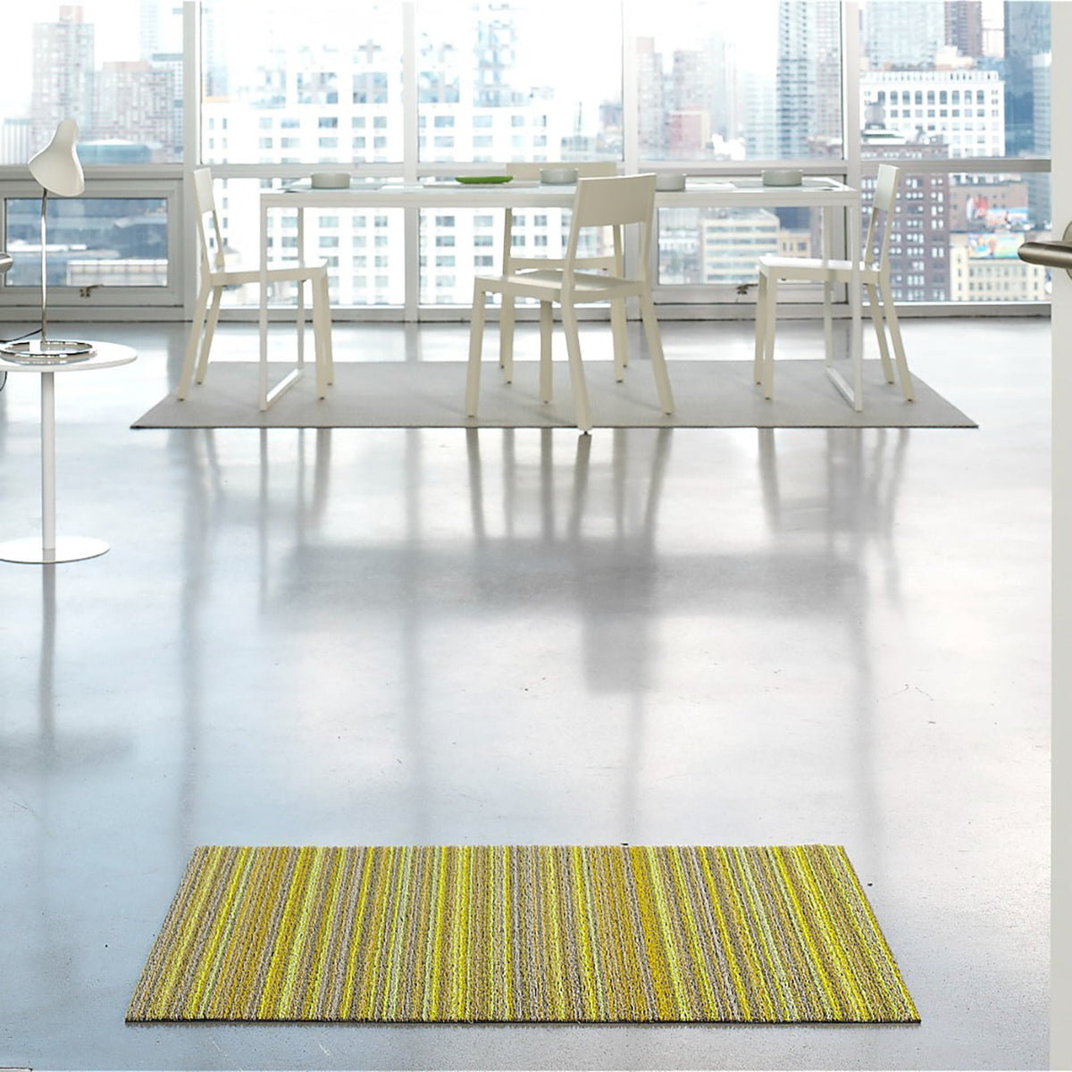 Chilewich deurmat Skinny Stripe Citron in gebruik