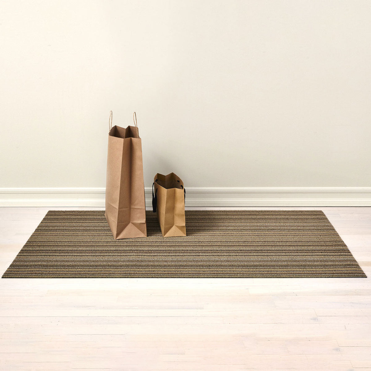 Chilewich Skinny Stripe Mushroom als big mat van 91 x 152 cm