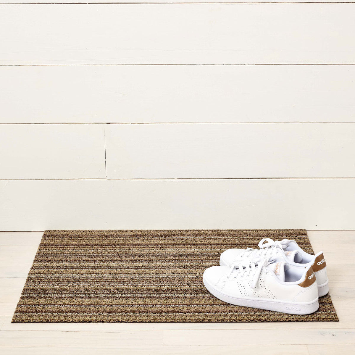 Chilewich Skinny Stripe Mushroom als deurmat van 46 x 71 cm