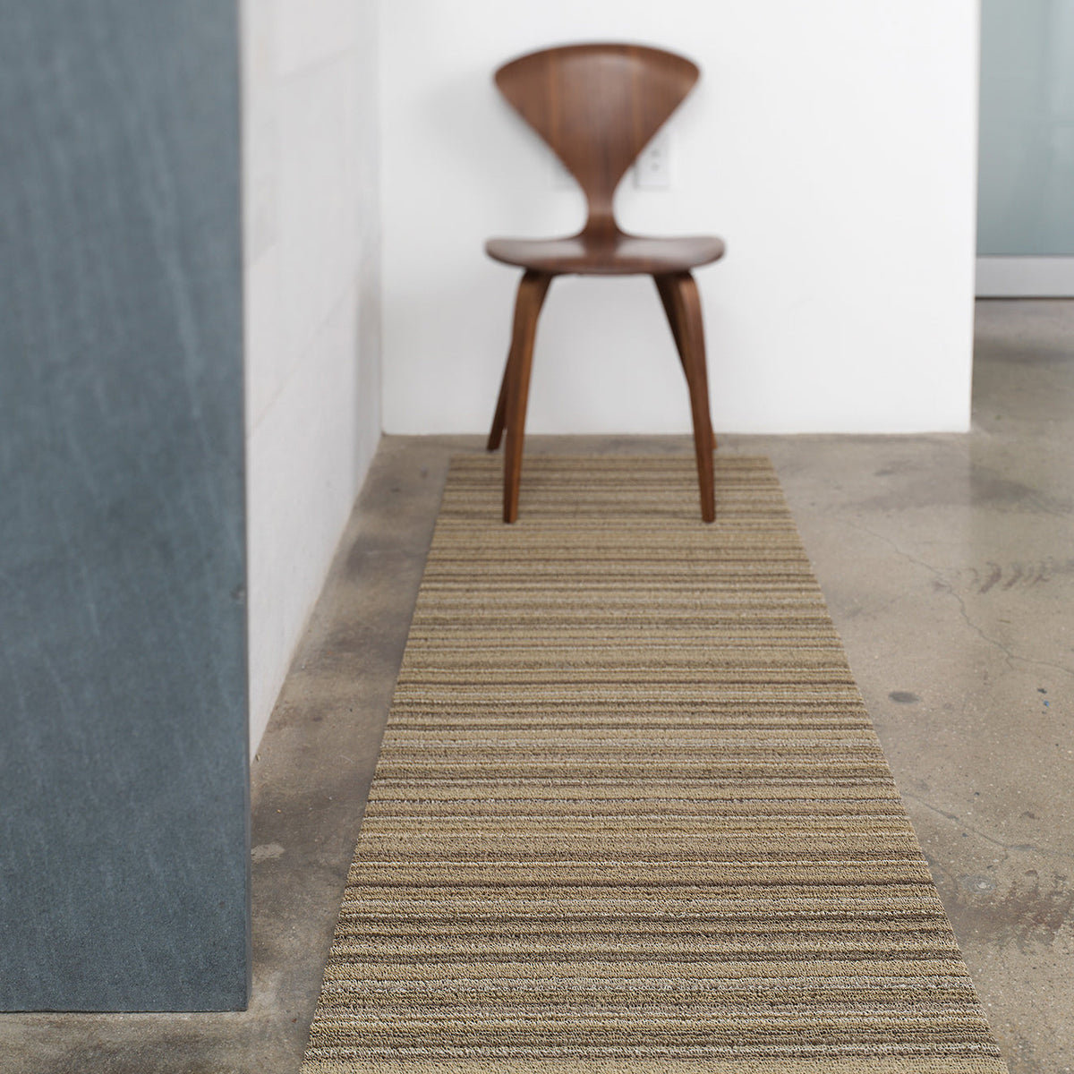 Chilewich deurmat Skinny Stripe Mushroom in gebruik