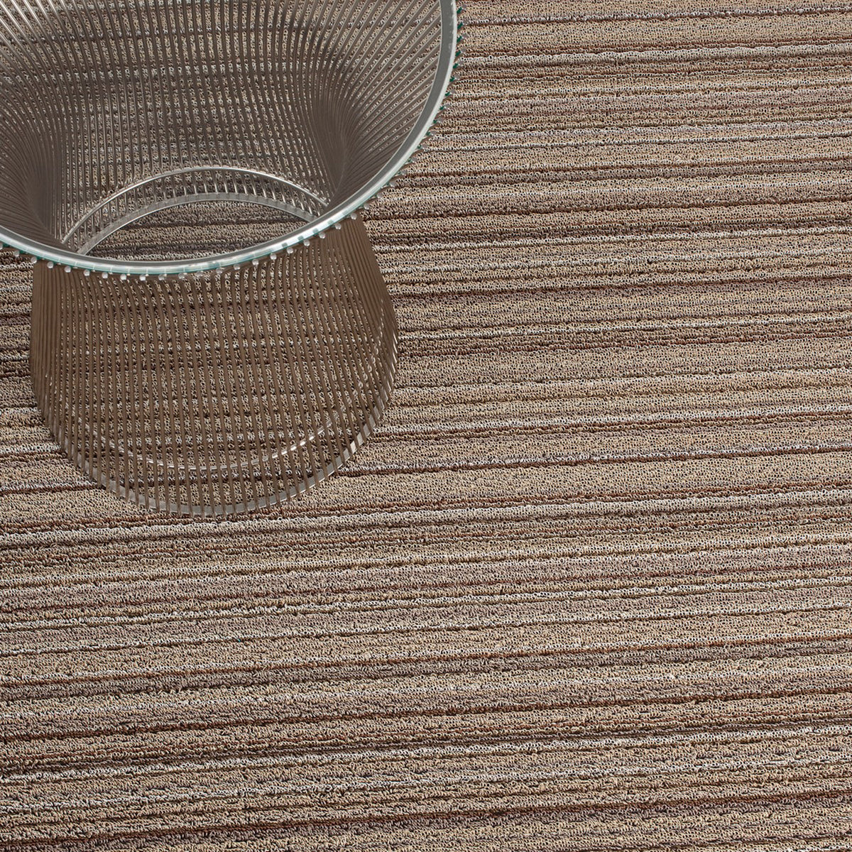 Chilewich deurmat Skinny Stripe Mushroom in gebruik