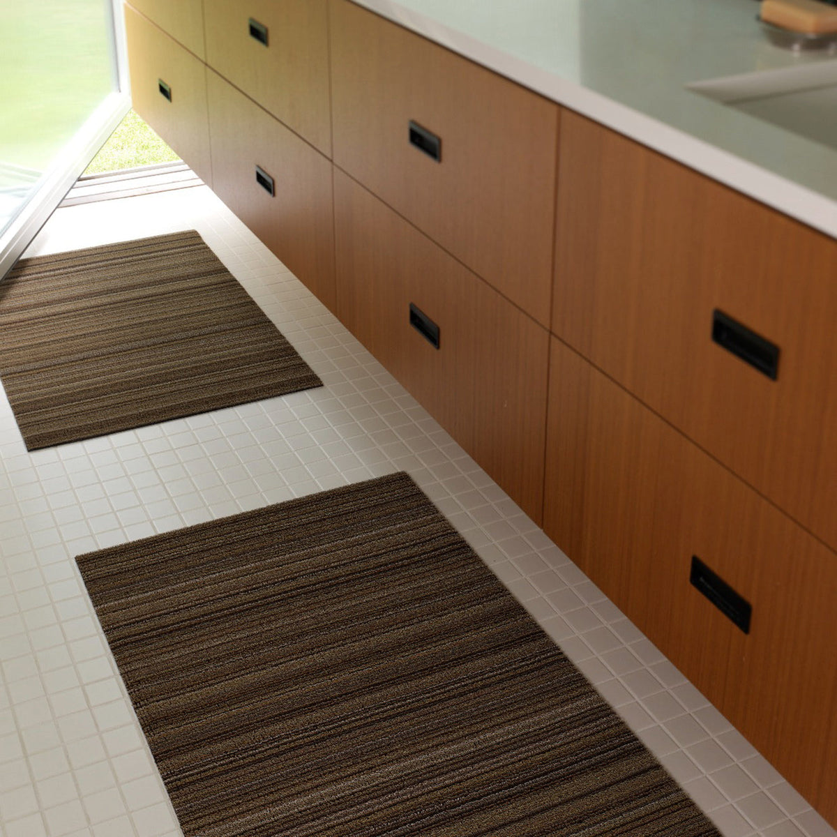 Chilewich deurmat Skinny Stripe Mushroom in gebruik