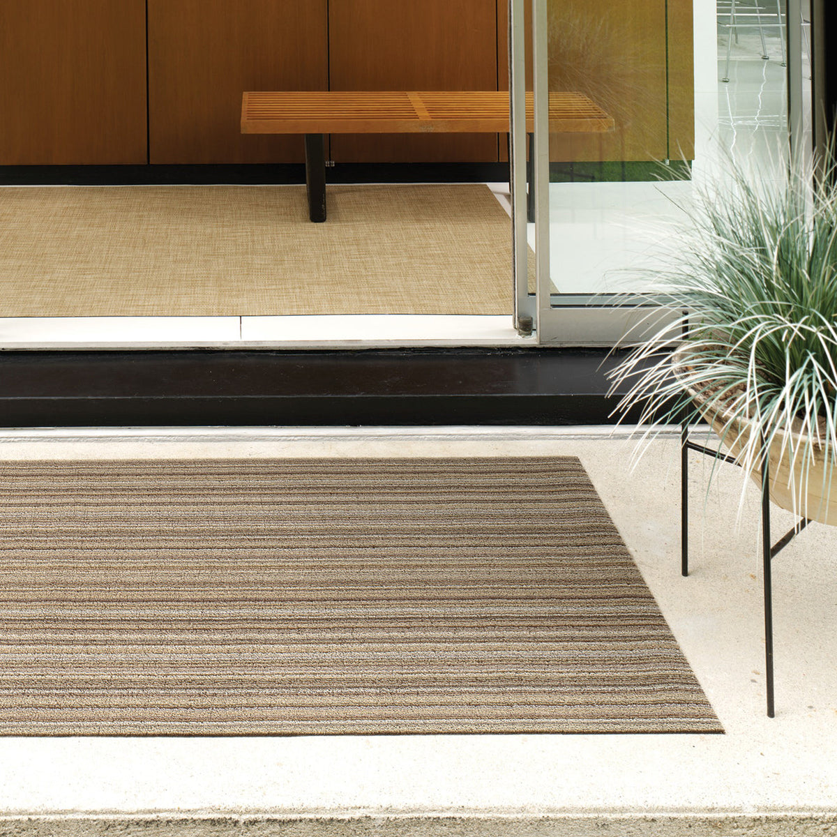 Chilewich deurmat Skinny Stripe Mushroom in gebruik