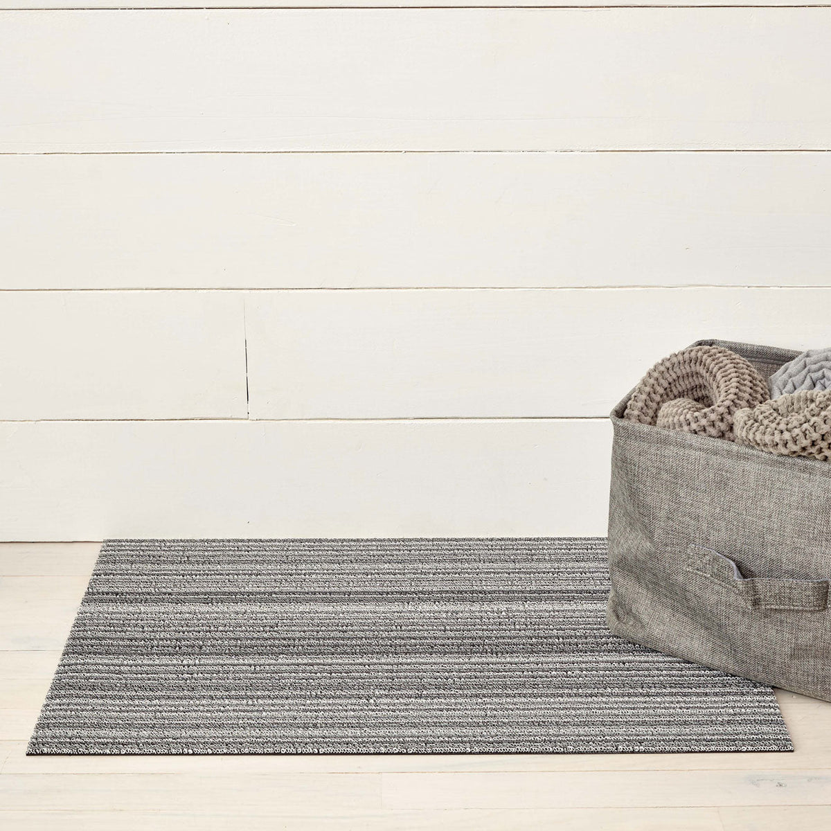 Chilewich Skinny Stripe Shadow als deurmat van 46 x 71 cm