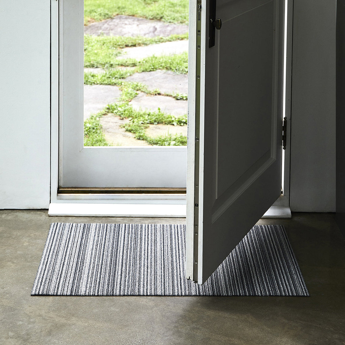Chilewich deurmat Skinny Stripe Shadow in gebruik
