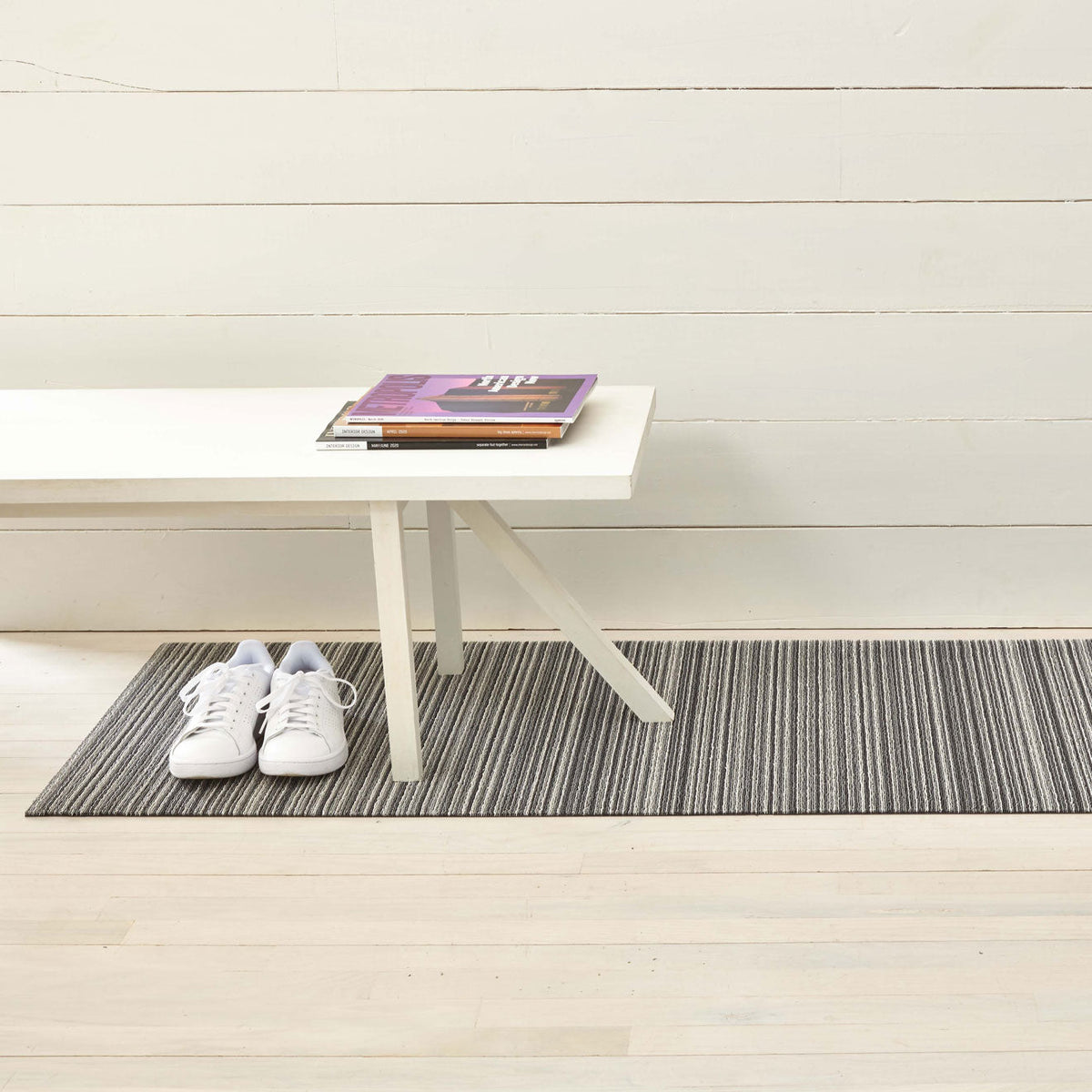 Chilewich Skinny Stripe Shadow als runner van 61 x 183 cm