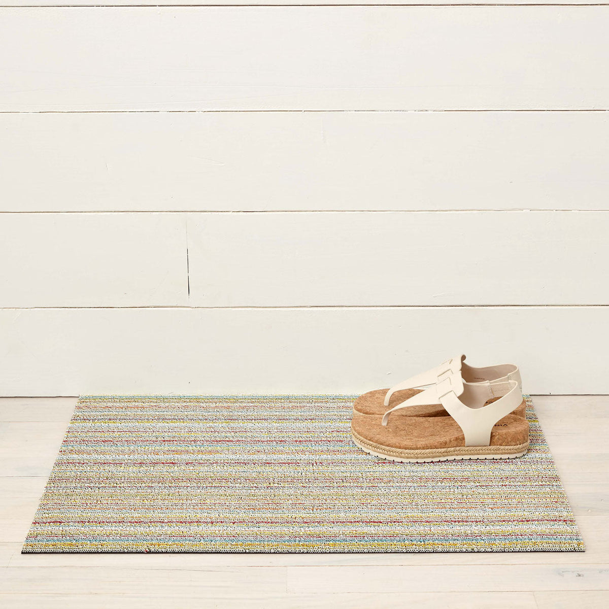 Chilewich Skinny Stripe Soft Multi als deurmat van 46 x 71 cm