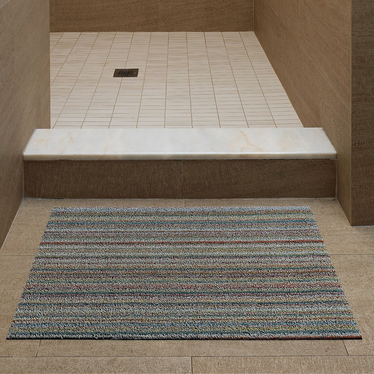 Chilewich deurmat Skinny Stripe Soft Multi in gebruik