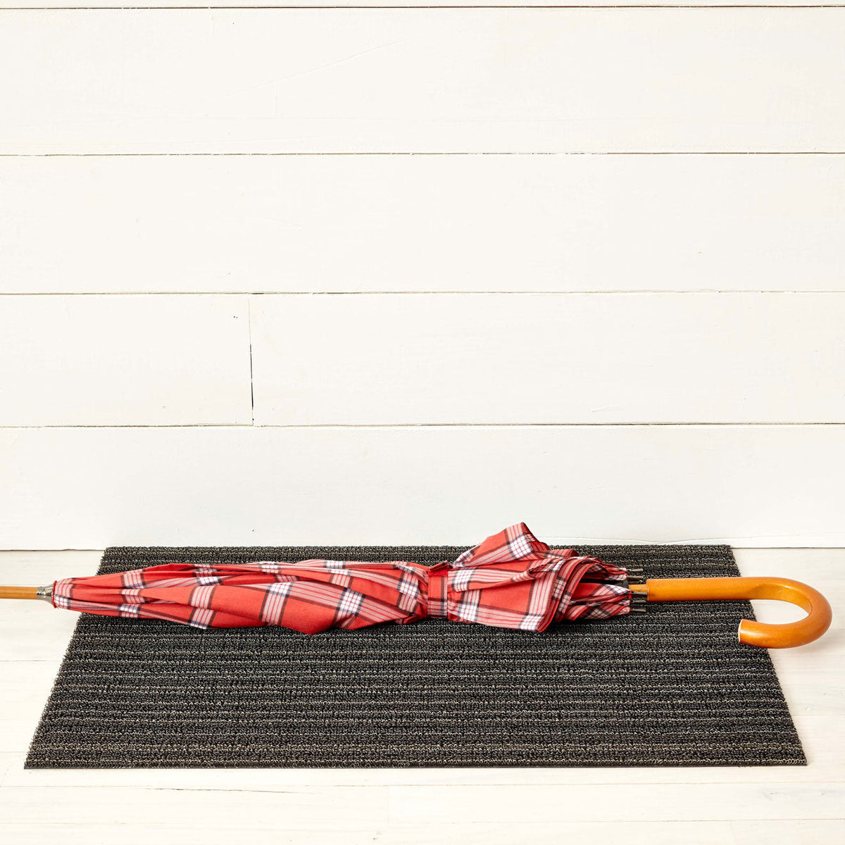 Chilewich Skinny Stripe Steel als deurmat van 46 x 71 cm