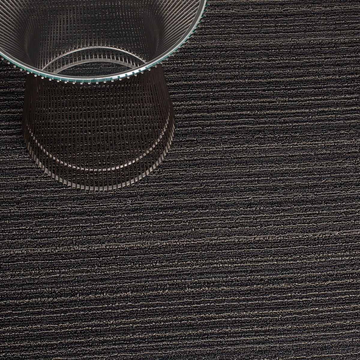 Chilewich deurmat Skinny Stripe Steel in gebruik