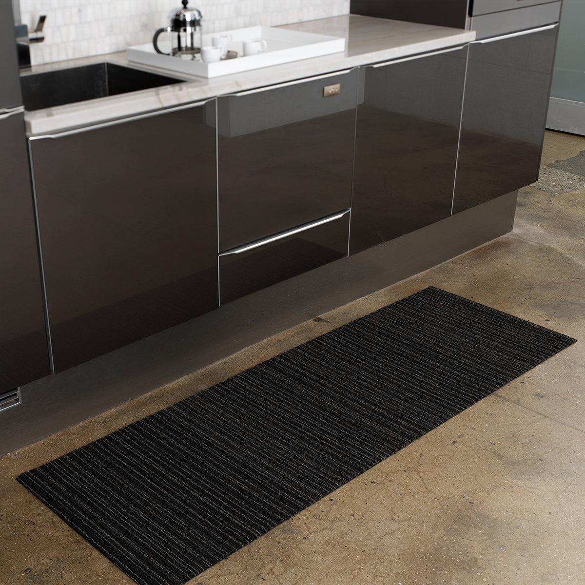 Chilewich deurmat Skinny Stripe Steel in gebruik