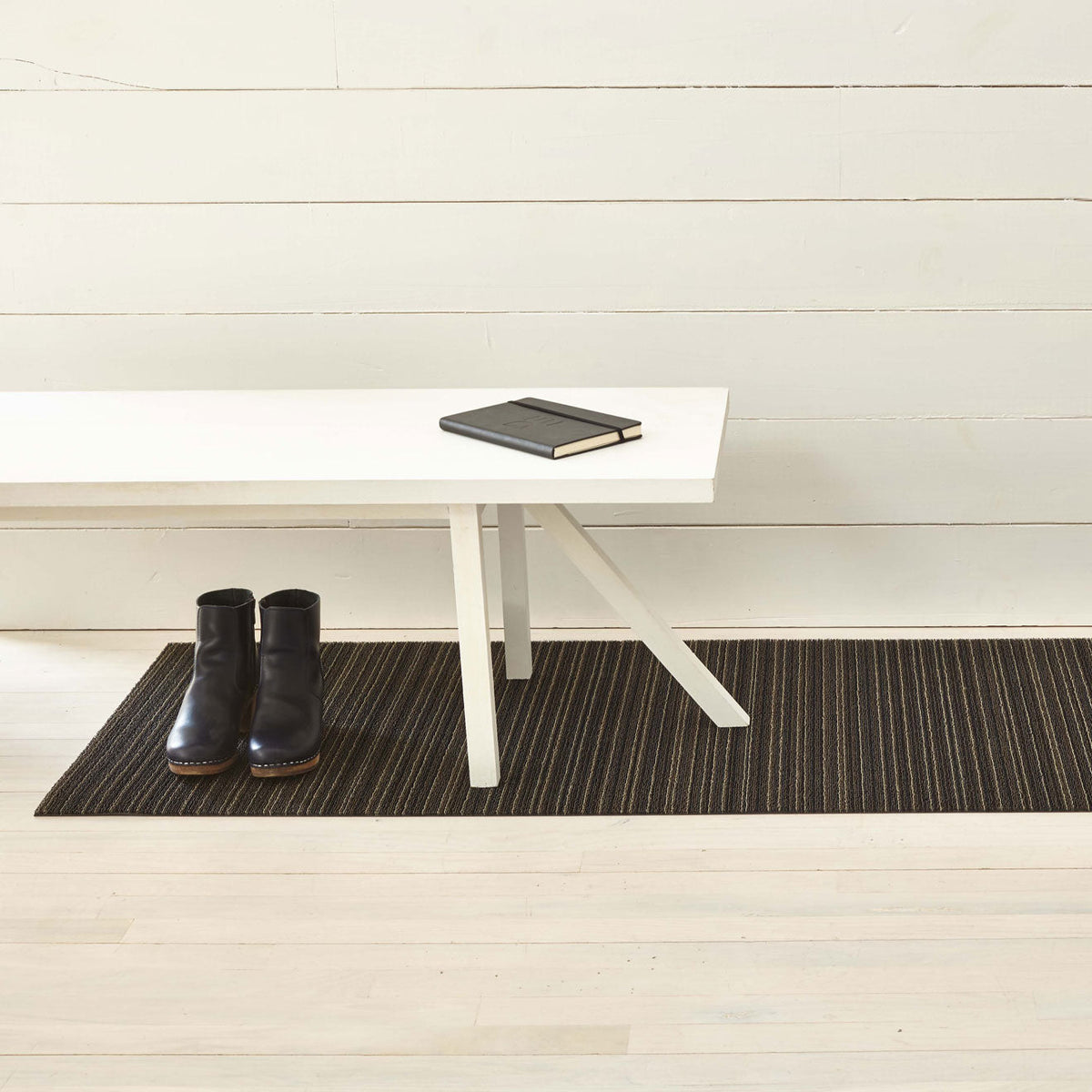 Chilewich Skinny Stripe Steel als runner van 61 x 183 cm
