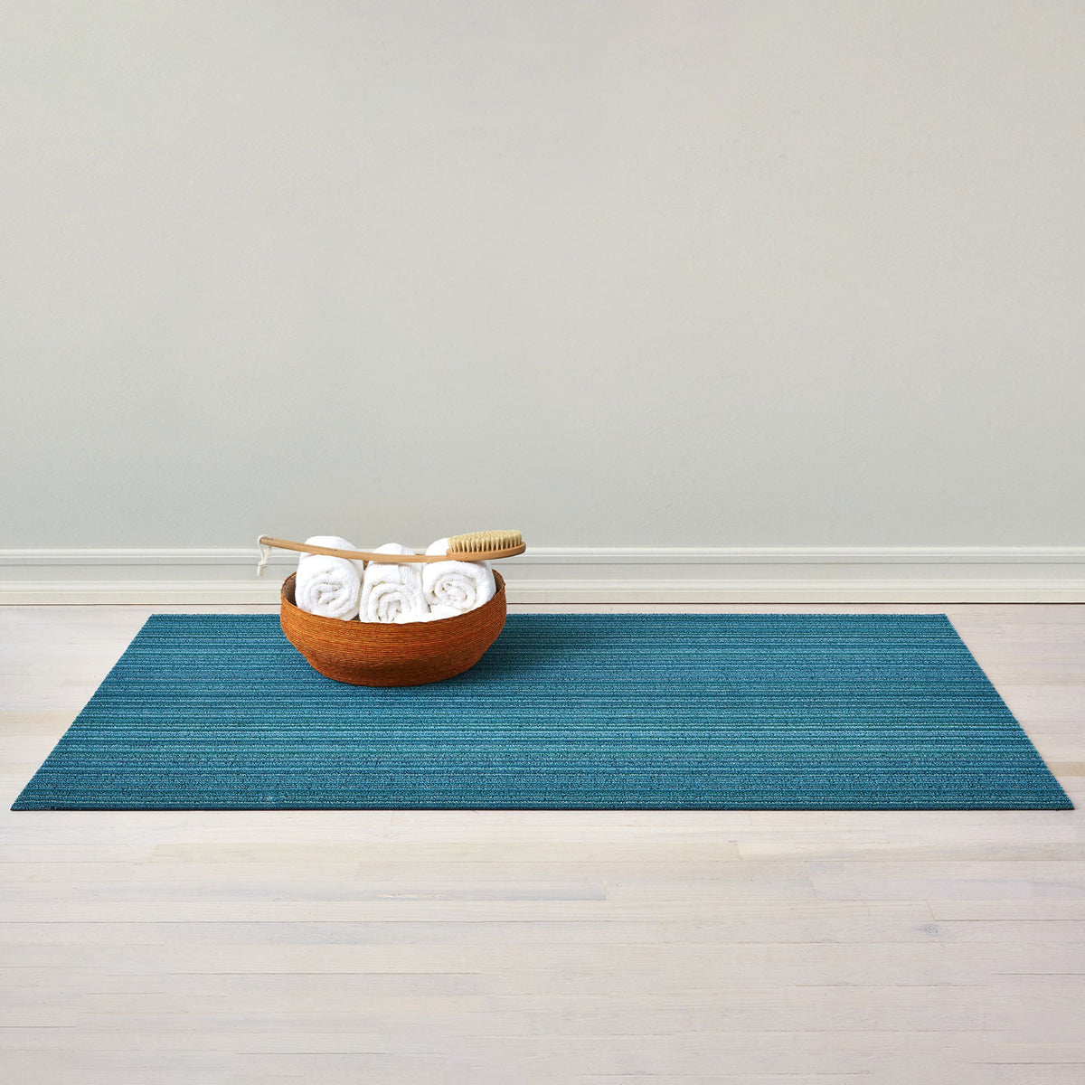 Chilewich Skinny Stripe Turquoise als big mat van 91 x 152 cm