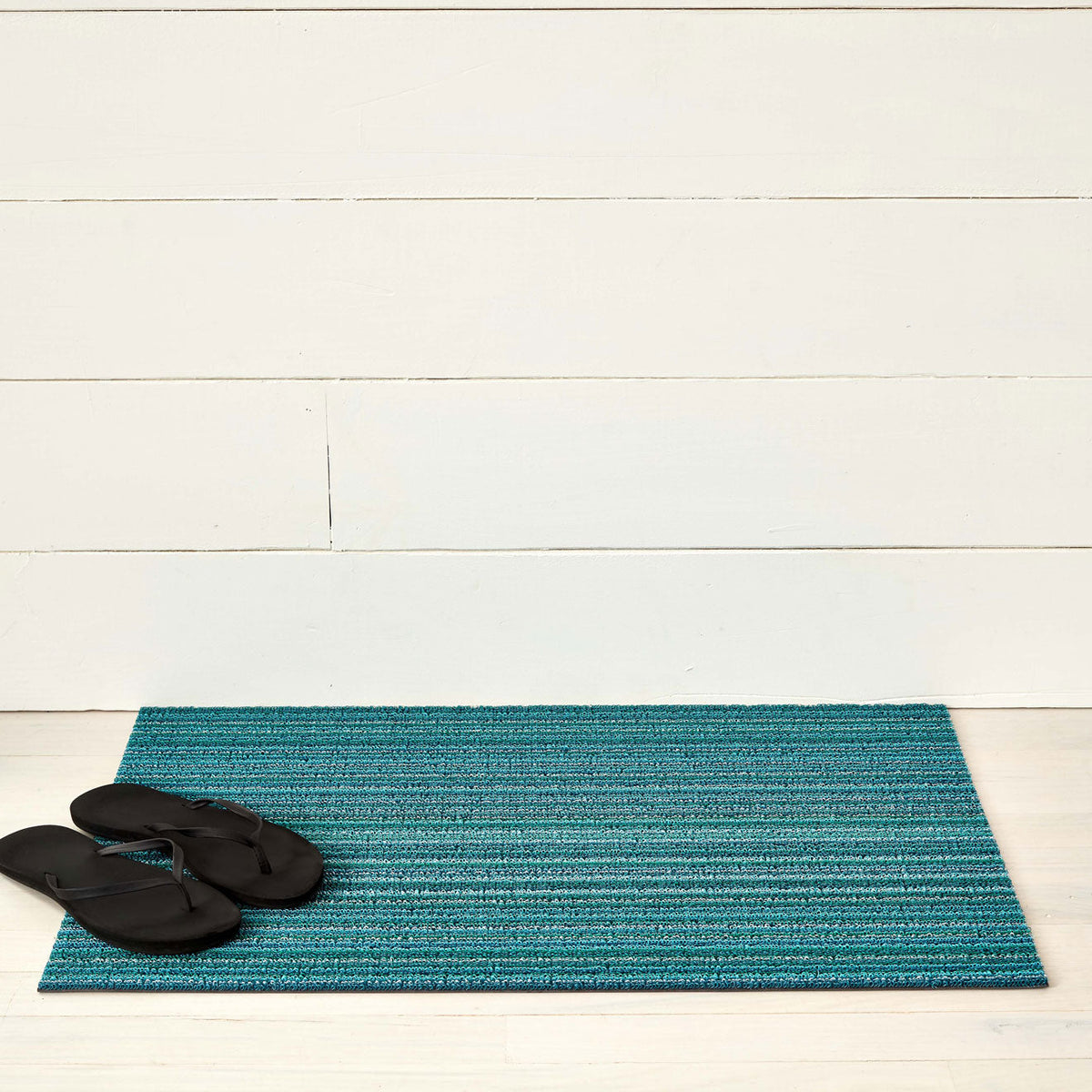 Chilewich Skinny Stripe Turquoise als deurmat van 46 x 71 cm