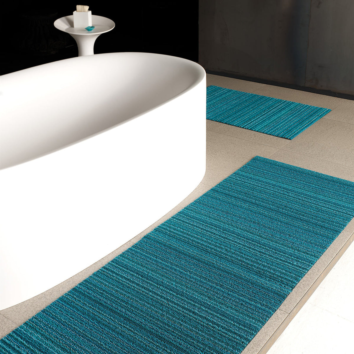 Chilewich deurmat Skinny Stripe Turquoise in gebruik