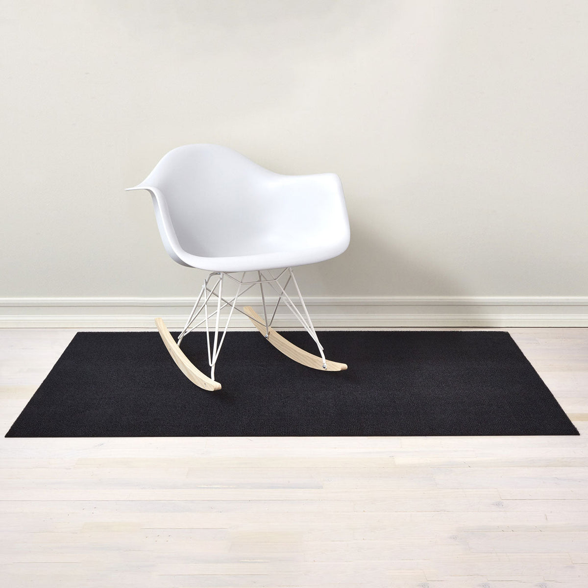 Chilewich Solid Black als big mat van 91 x 152 cm