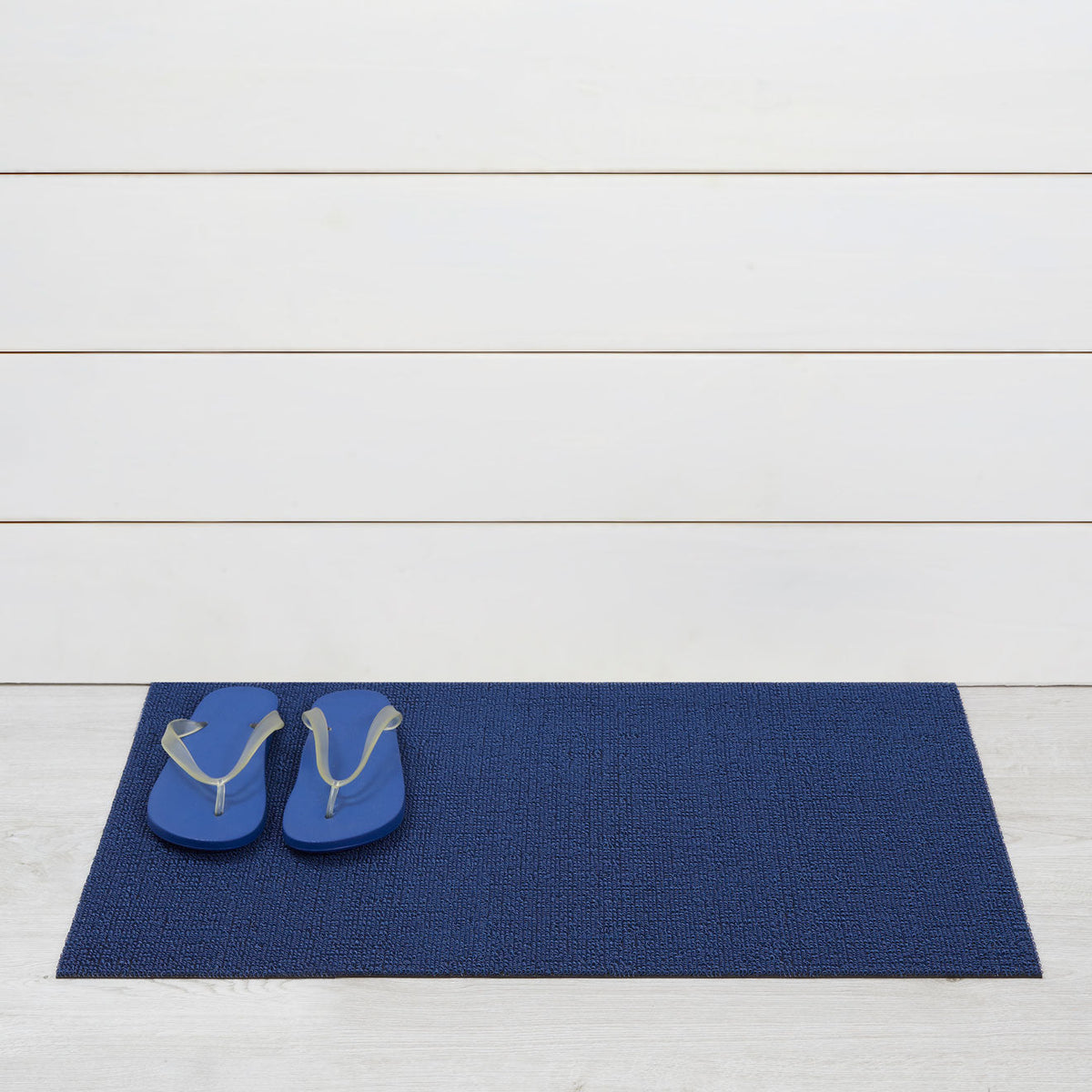 Chilewich Solid Indigo als deurmat van 46 x 71 cm