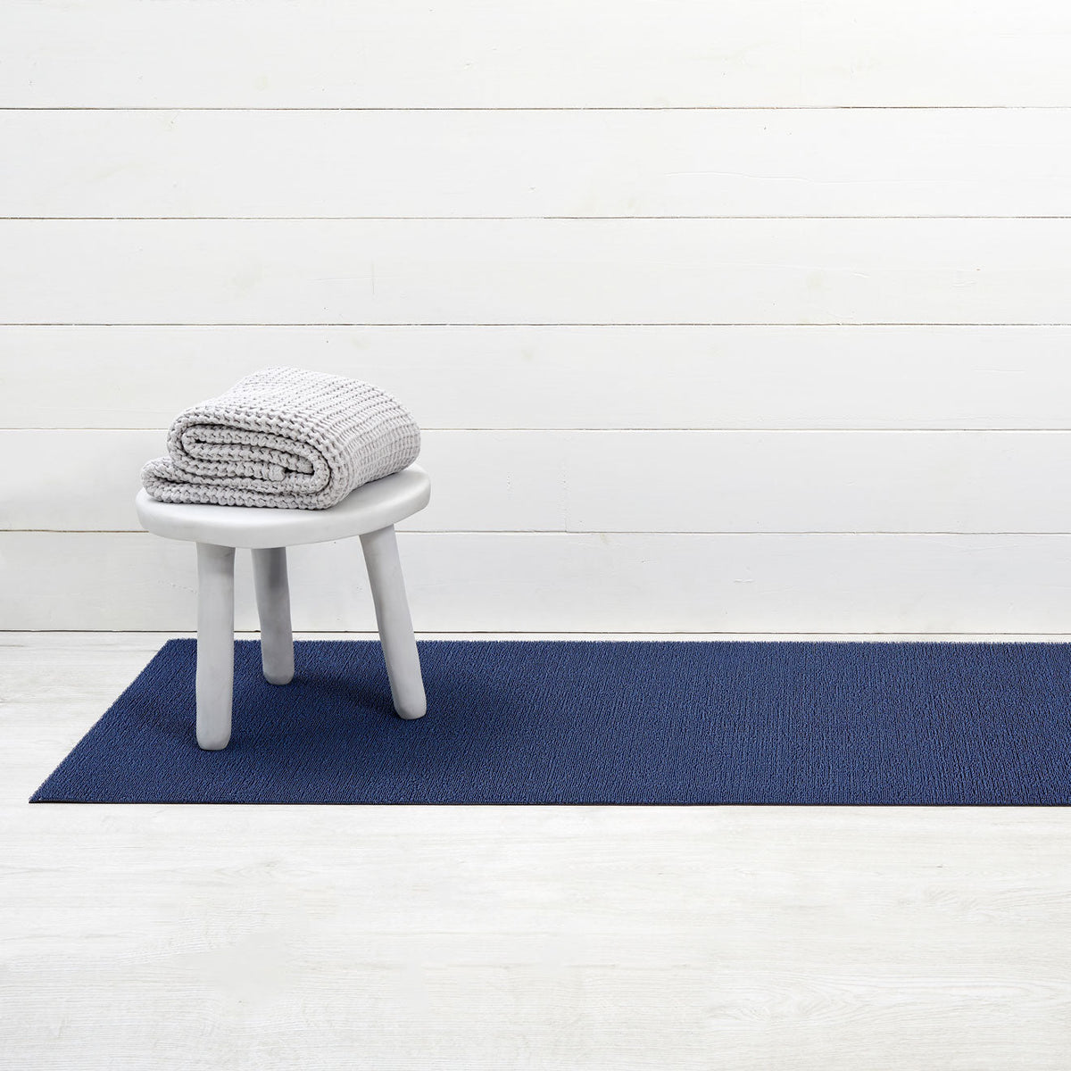 Chilewich Solid Indigo als runner van 61 x 183 cm