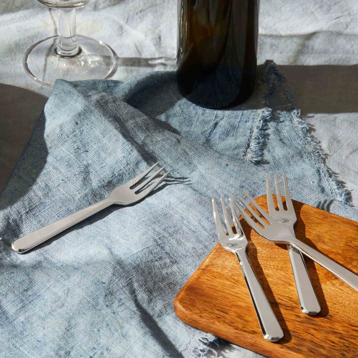Alessi Amici gebaksvorkjes, set van 4, roestvrij staal op tafel