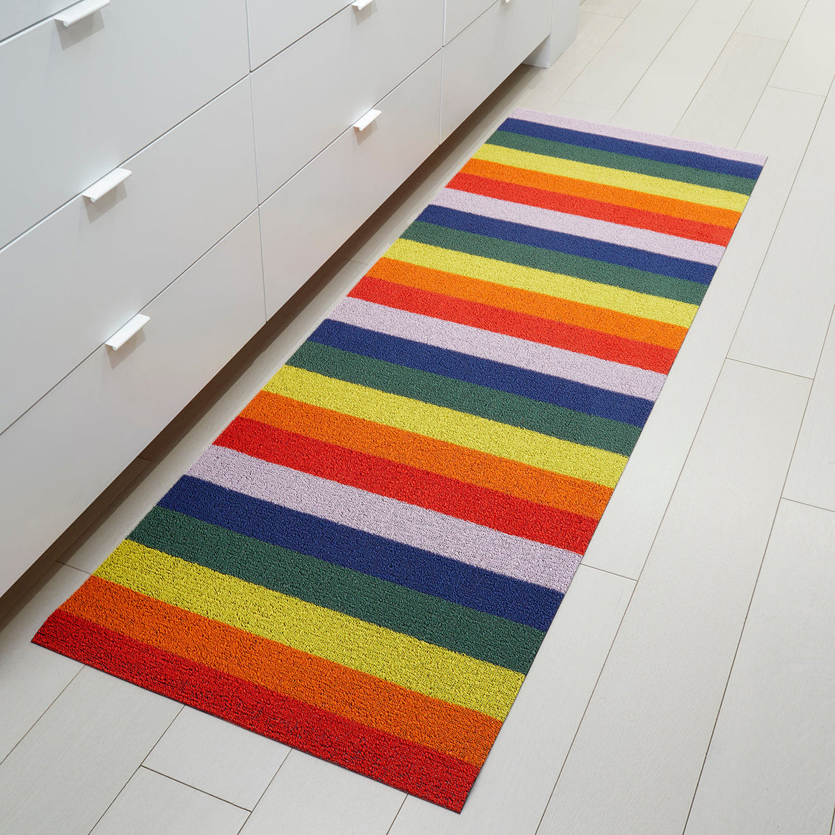 Chilewich deurmat Pride Stripe Rainbow in gebruik