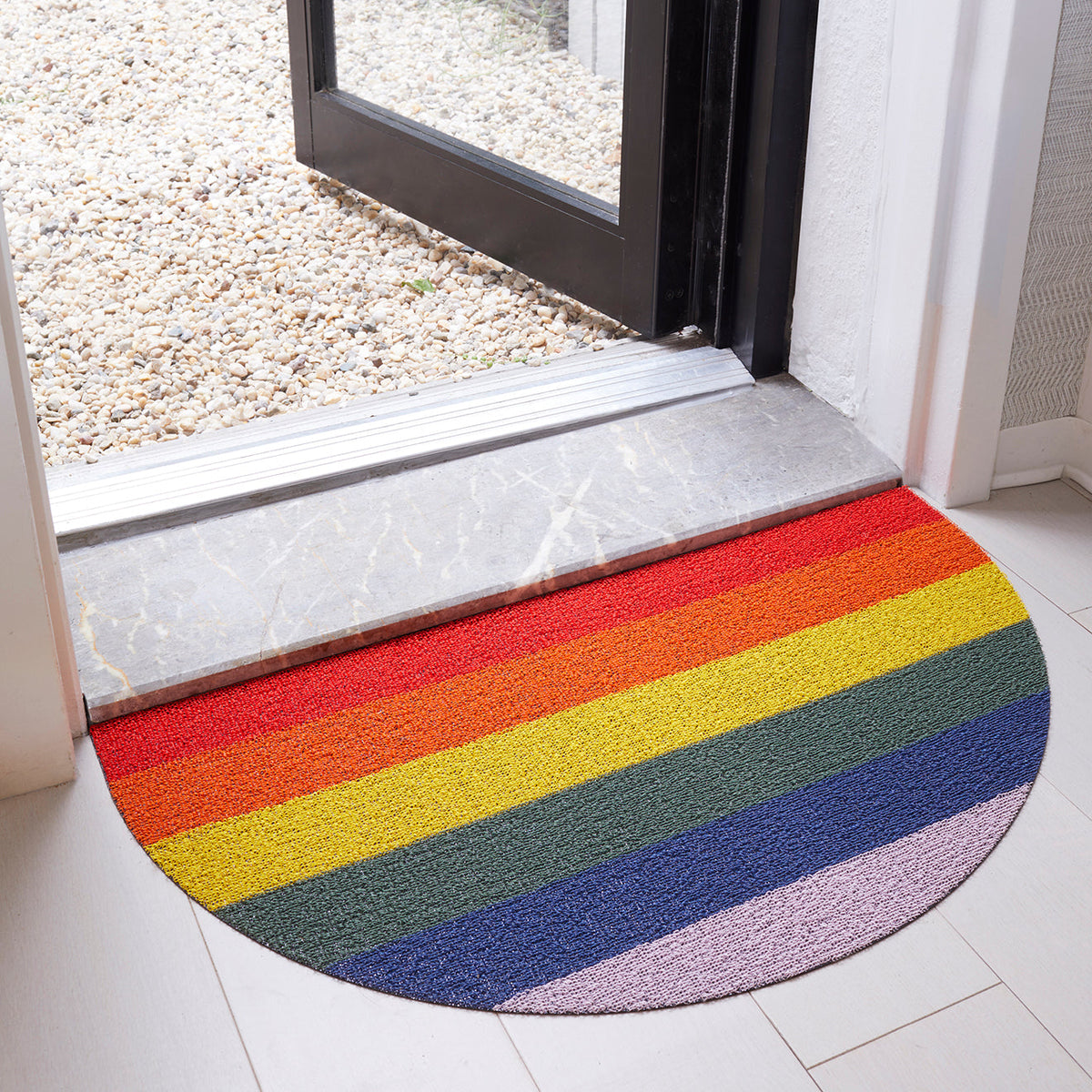 Chilewich deurmat Pride Stripe Rainbow in gebruik