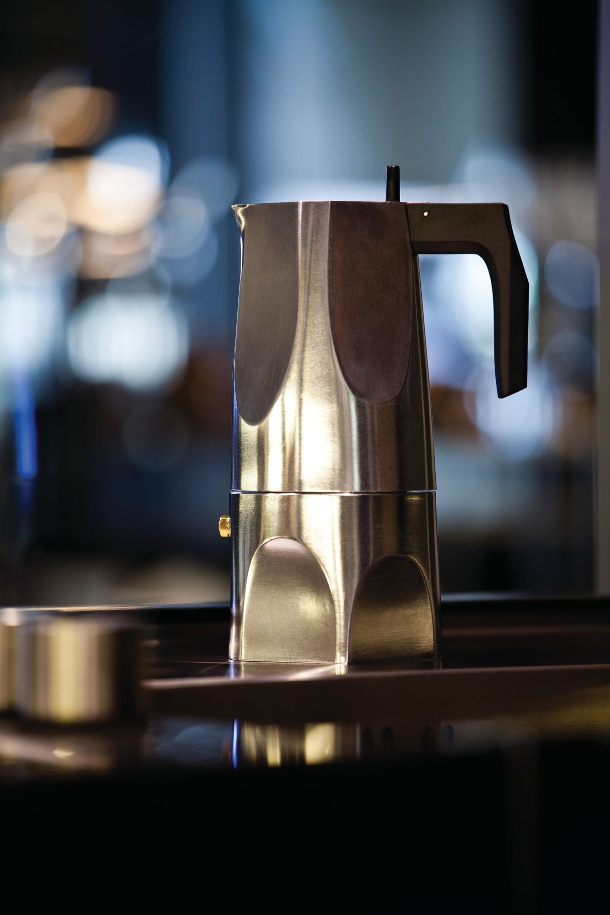 Alessi Ossidiana espressomaker, 6 kops, met zwarte knop en handvat, zijaanzicht