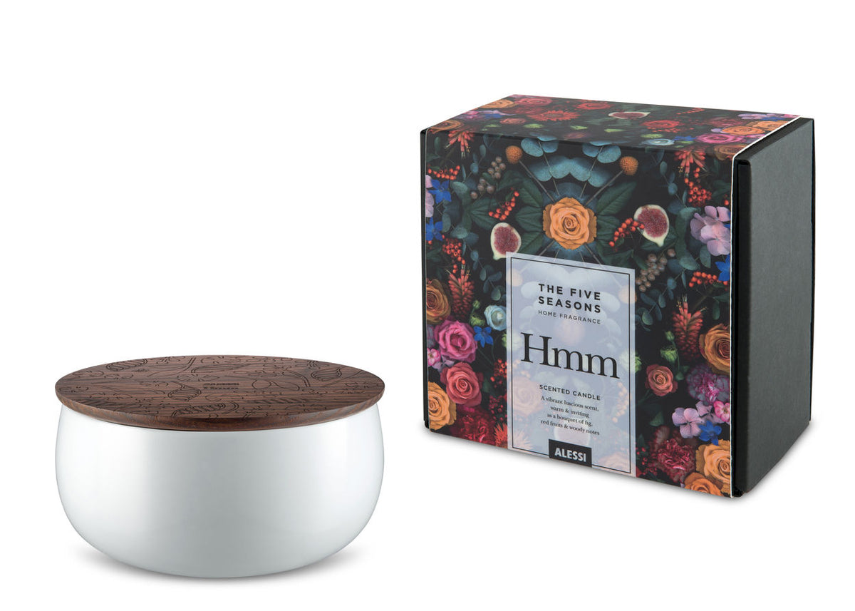 Alessi Hmm grote geurkaars in witte porseleinen houder met houten deksel, naast verpakking.