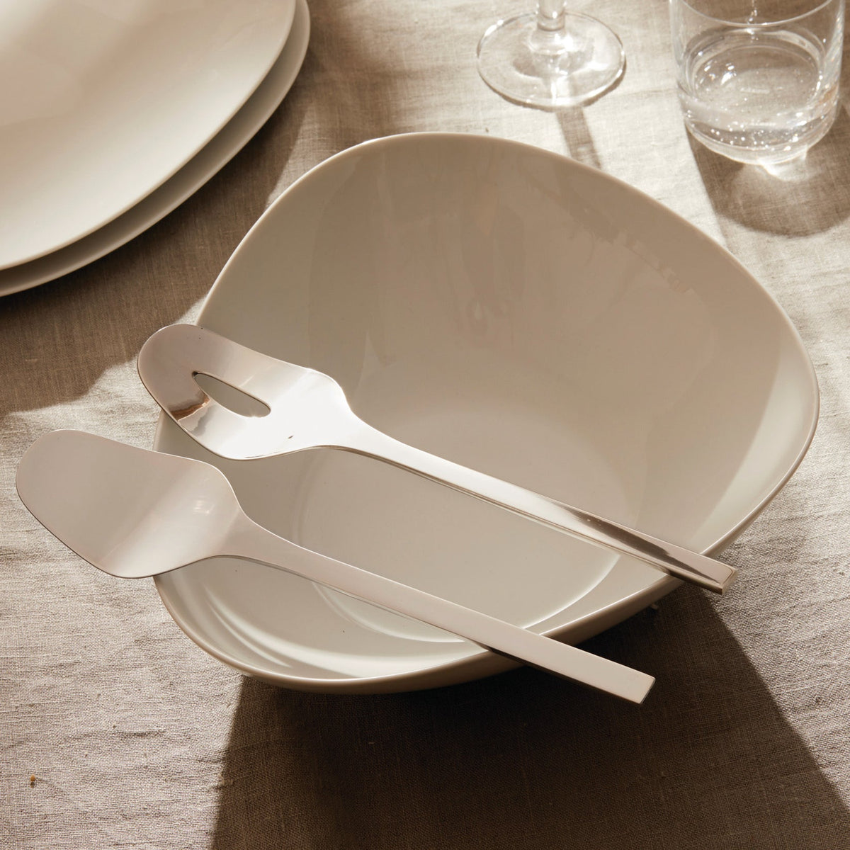 Alessi Saladeschaal Colombina FM10/38 op tafel