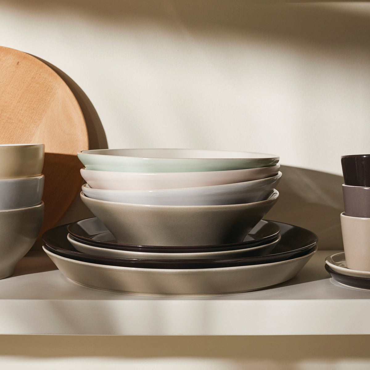 Alessi Dinerbord Tonale zwart DC03/1 B op tafel