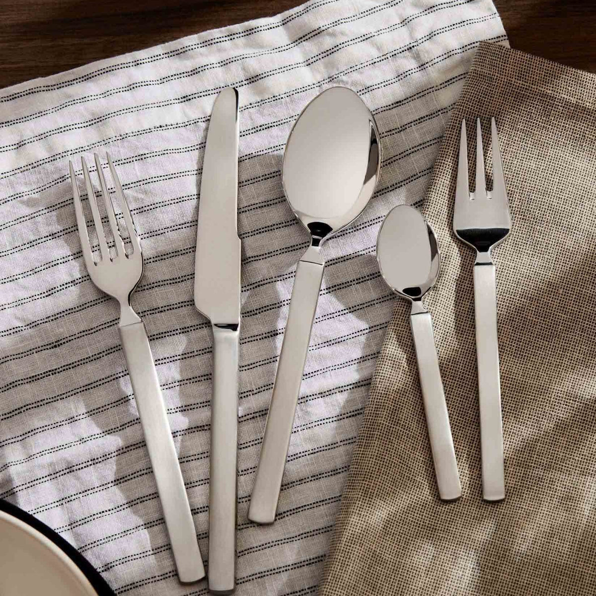Alessi Dry dinerlepel 4180/1 op tafel