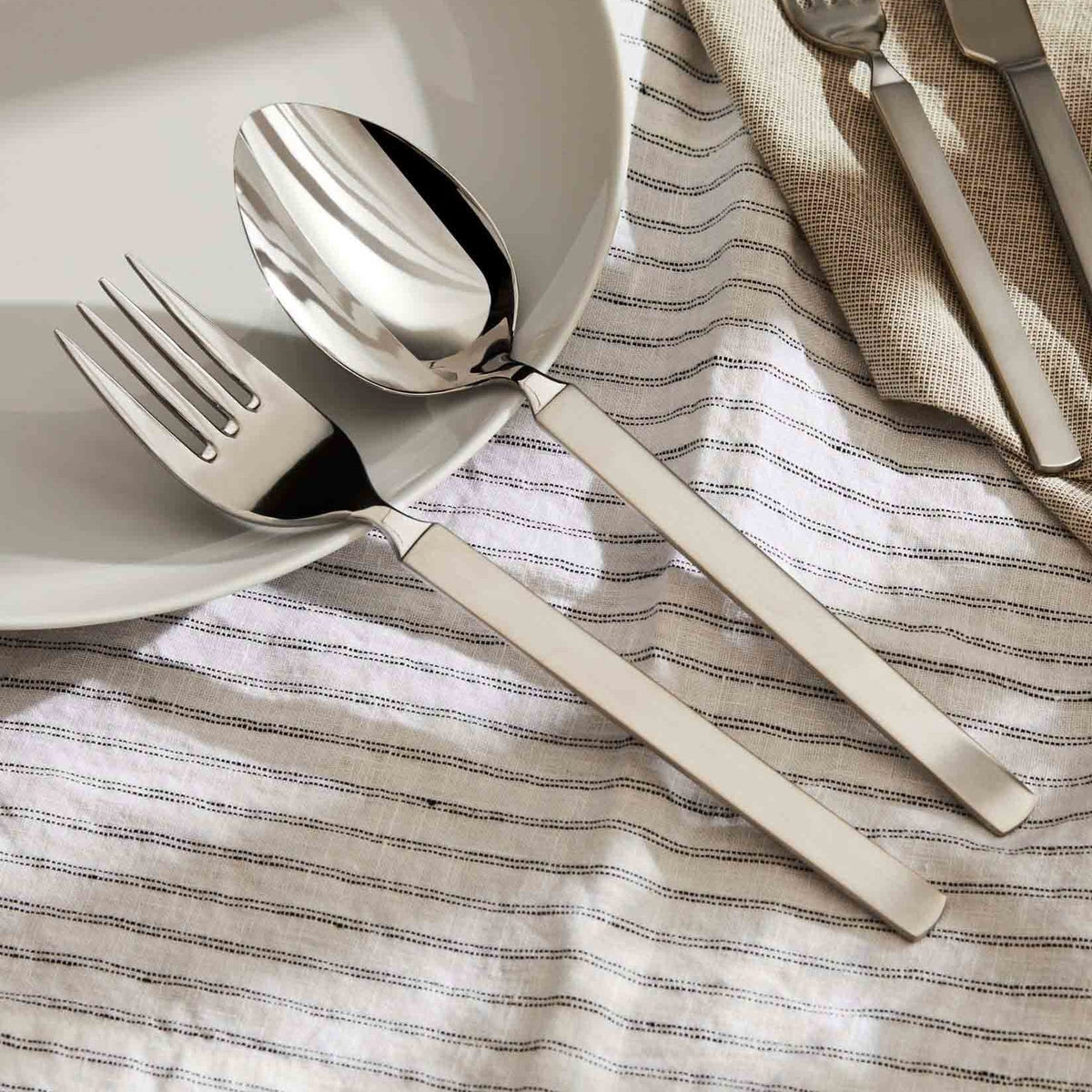 Alessi Dry serveerlepel 4180/11 op tafel