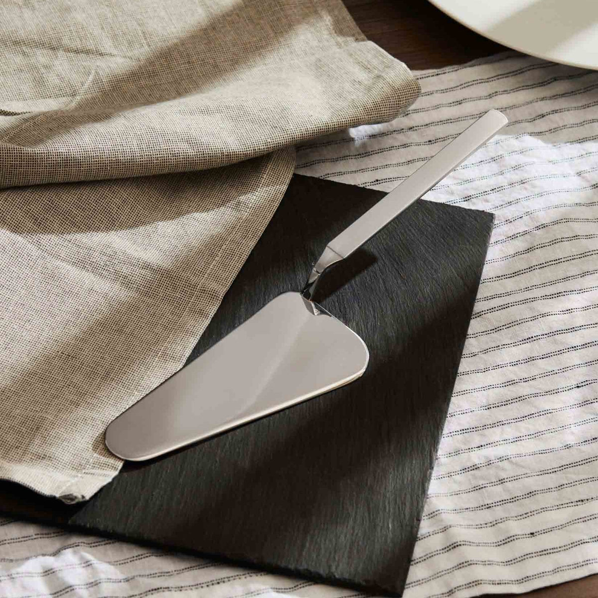 Alessi Dry taartlepel 4180/15 op tafel