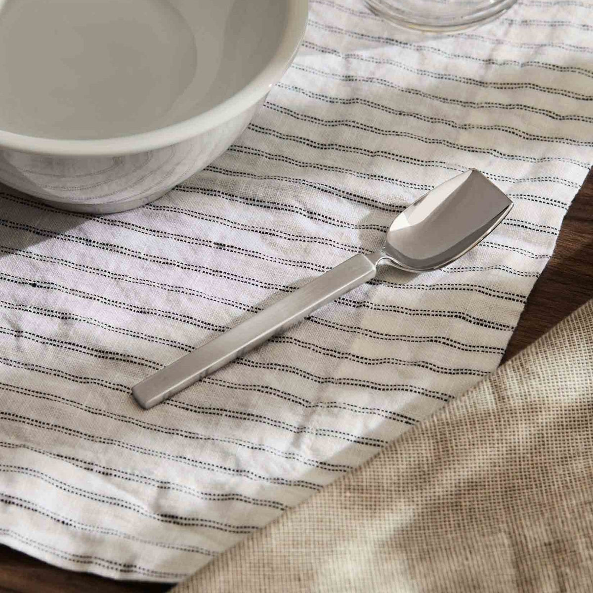 Alessi Dry ijslepel in glanzend RVS, 14 cm op tafel