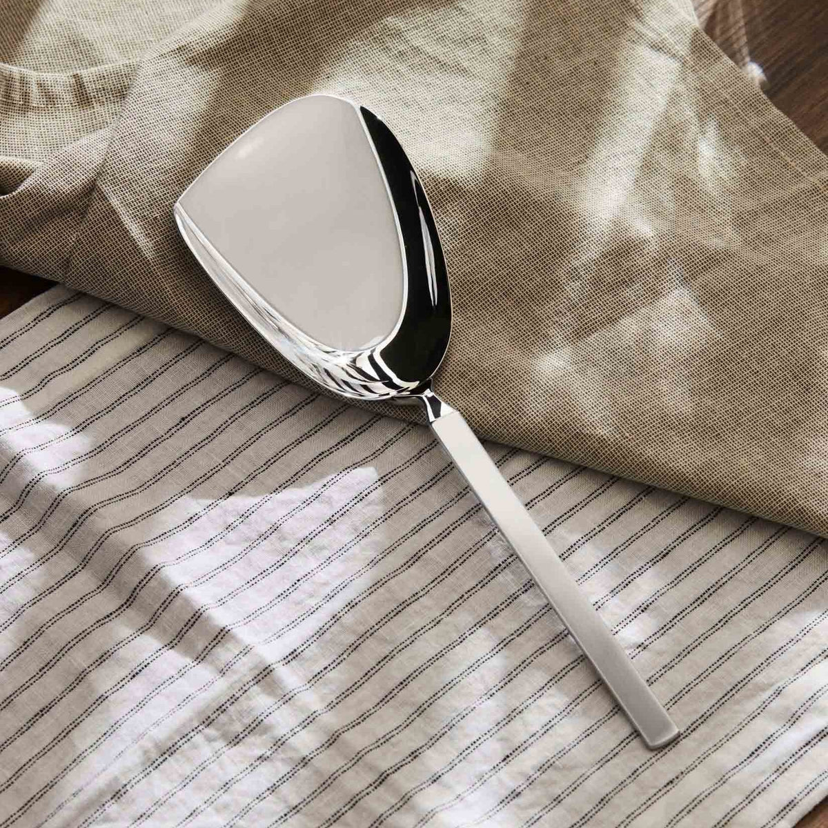 Alessi Dry risottospatel in zilverkleurig roestvrij staal, 27,5 cm op tafel