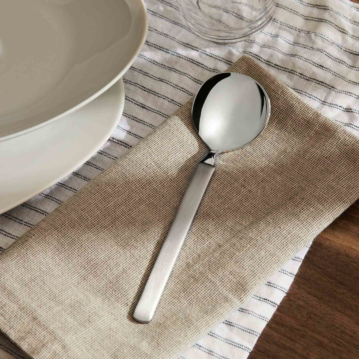 Alessi Dry soeplepel in glanzend roestvrij staal, 18 cm op tafel