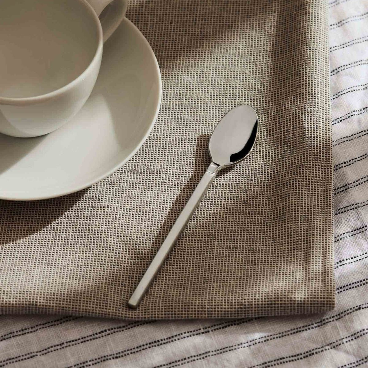 Alessi Dry mokkalepel 4180/9 op tafel