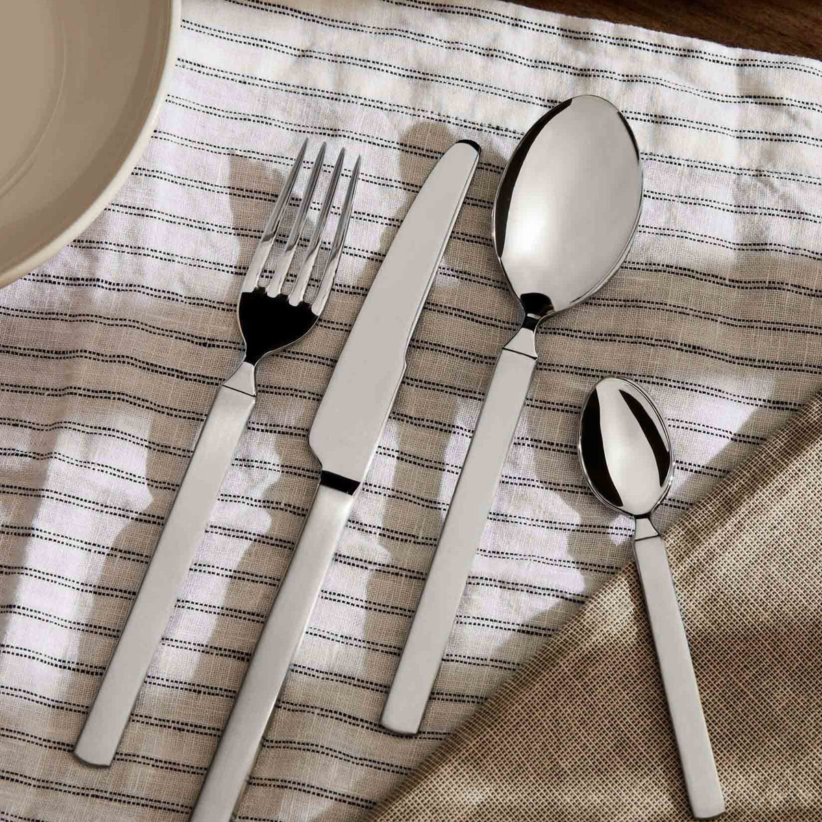 Alessi Dry 24-delige tafelset, handvat mat, bovendeel gepolijst op tafel
